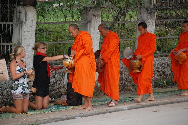 800px-Buddhist_monks_collecting_alms,_Laos.jpg