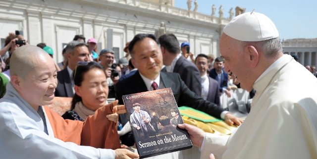 대해 스님이 프란치스코 교황에게 영화 ‘산상수훈’ DVD를 전달 하고 있다..jpg