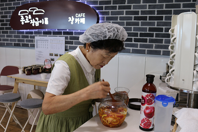 1-1. 종로노인종합복지관 종로&장금이 박영자씨가 수제청음료를 제조하고 장상품을 포장하고 있다..jpg