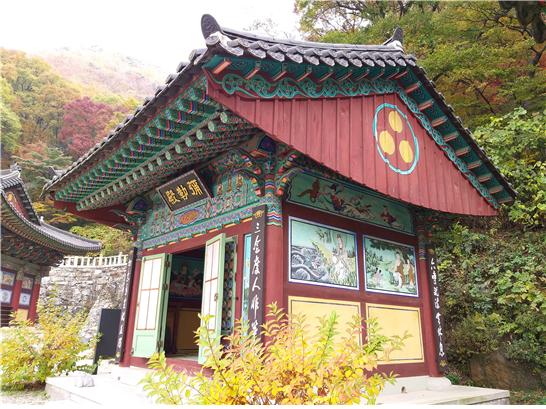 극락전. 한 칸 집에 입힌 단청과 꽃살로 장식한 분합문이 아름답습니다.jpg