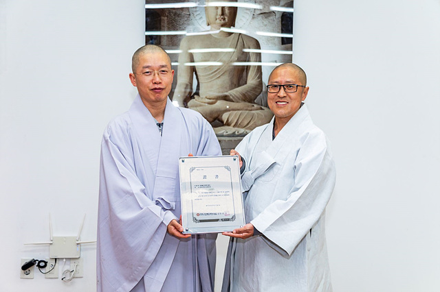 도림사 주지 종현스님(오른쪽)이 한국불교문화사업단장 원경스님(왼쪽)으로부터 템플스테이 운영사찰 증서를 수여받고 있다.jpg