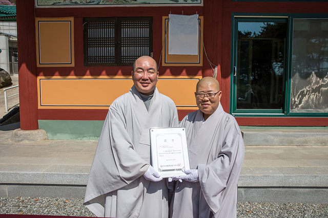 미타사 주지 희원스님(오른쪽)이 한국불교문화사업단 사무국장 우석스님(왼쪽)으로부터 템플스테이 운영사찰 증서를 수여받고 있다.jpg