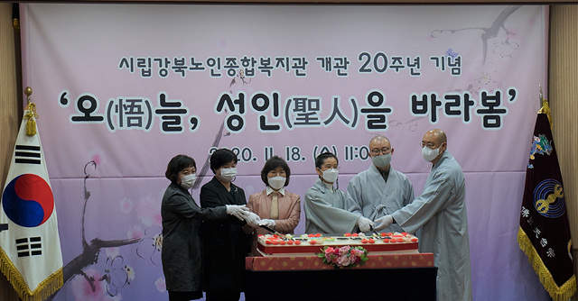 떡 케이크 컷팅식 진행.jpg