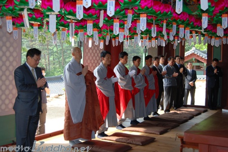 ���� 9�� ������ �ұ������� �ݰ��� �Ű�翡�� �յ���ȸ�� �����ϰ� �ִ�.