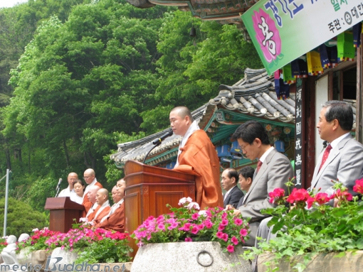 û������� ���ེ���� �λ縻 �� ��������� �ϰ� �ִ�.