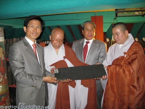 ������� ���� �� ���ܱͺ���� û�������� ����Ǿ� �ִ� ���ä �ٶ��濡 �ö� ������ ���캸�鼭 ��Ҹ� ������ �ִ�.