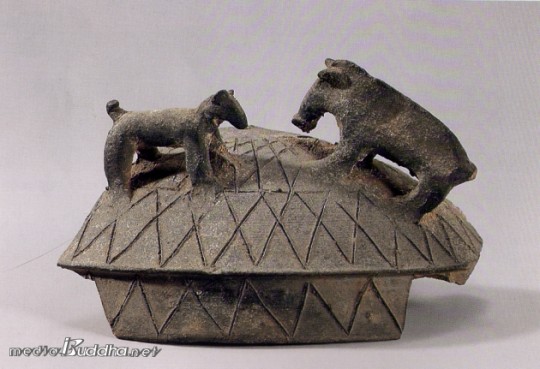 개와 멧돼지가 조각된 신라토우. 국립중앙박물관 소장.