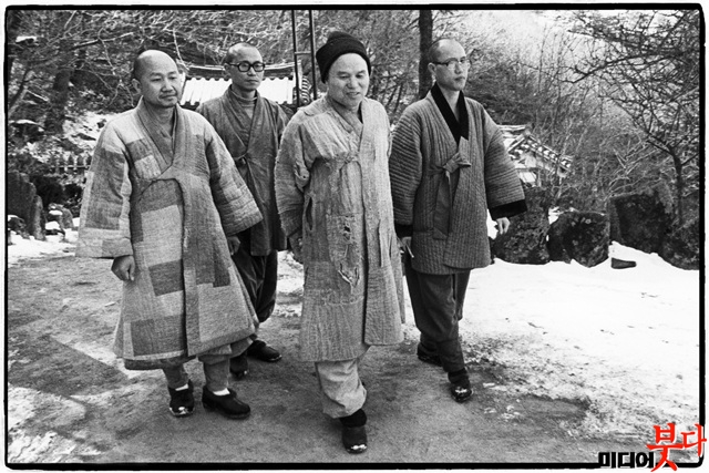 원융 스님(맨 왼쪽)이 사제인 원영, 원택 스님과 성철 스님을 시봉하고 있는 모습.jpg