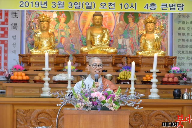      ݷ縦 ϰִ..jpg