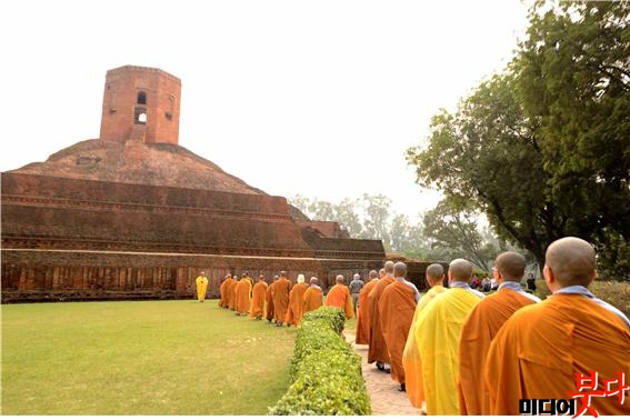 석가모니 부처님과 다섯 비구가 처음 만난 장소. 영불탑으로 이어지는 수행자들의 순례.jpg