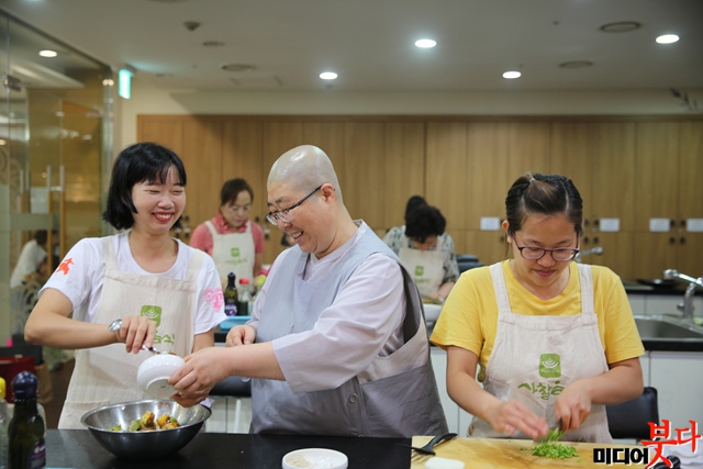 2 국제선센터_사찰음식을 만드는 외국인과 동원스님 사진(18.09.01 1회차).jpg