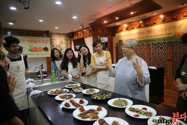 1 국제선센터_사찰음식 품평하는 동원스님과 참가자들 사진(18.09.08 2회차).jpg