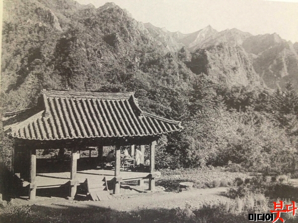 정양사 헐성루 1935년  헐성루는 금강산 봉우리들을 한눈에 볼 수 있는 좋은 전망대이다.jpg