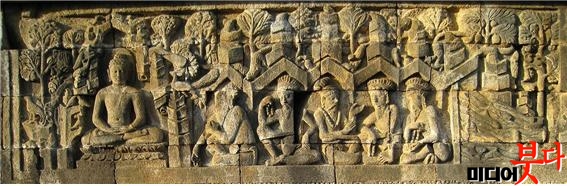 초전법륜상 보로부두르 사원 8세기 전반 자바섬 욕야카르타 북쪽 인도네시아.jpg