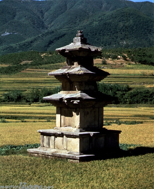 고선사지 삼층석탑. 사복은 어머니가 죽자 고선사의 원효를 찾아갔다.