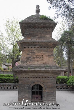 중국 산시성 시안(西安) 흥교사에 위치한 신라 고승 원측의 사리탑. 