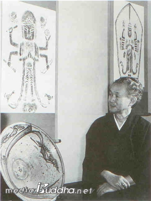 1954년의 야나기 무네요시. 일본민예관의 청면금강도(靑面金剛圖)와 철회록차송문대 발(鉄繪綠差松紋大 鉢)을 바라보고 있다.