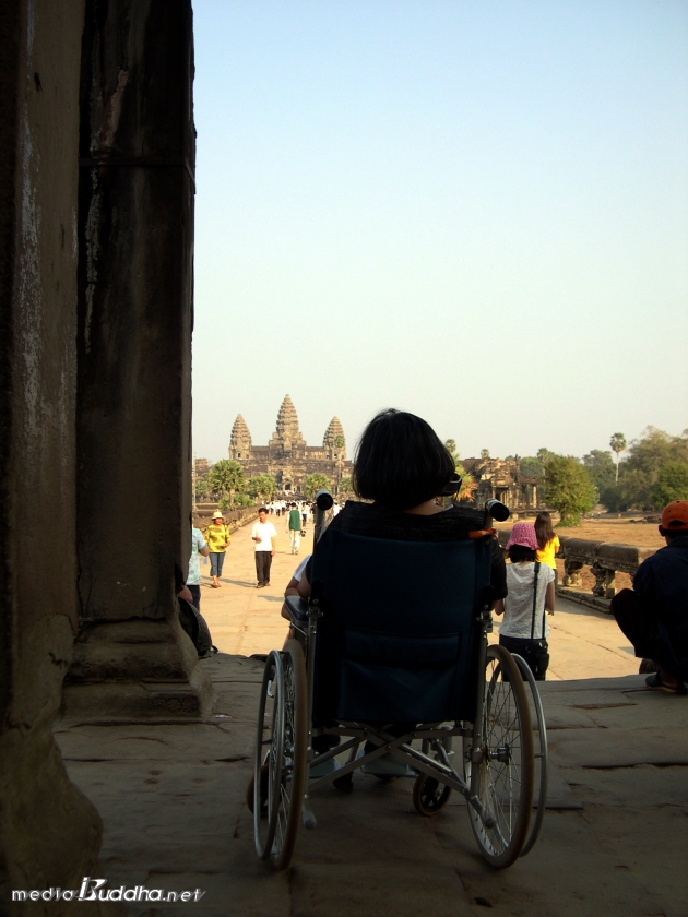 앙코르와트에서 만난 휠체어를 탄 여인