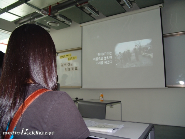 ºÏÇÑ ½Ç»óÀ» ¾Ë¸®´Â µ¿¿µ»óÀ» ½ÃûÇϰí ÀÖ´Ù.