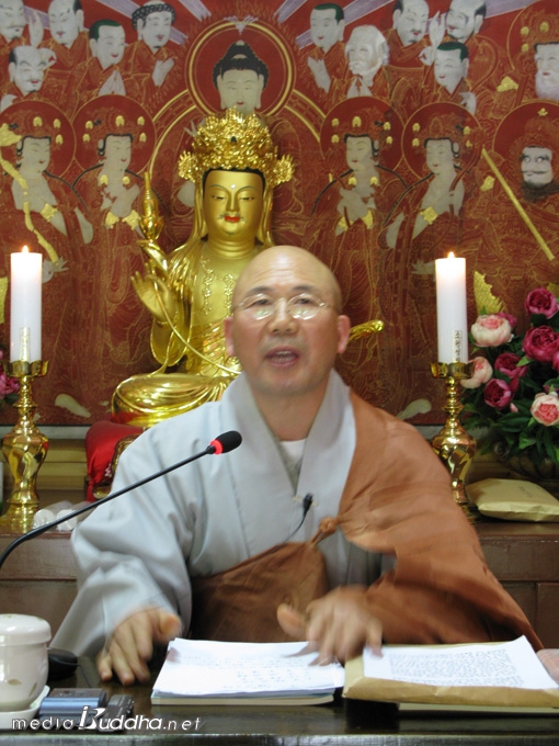 Àϼö¼±»ç°¡ <´Þ¸¶°ü½É·Ð>À» °ÀÇÇϰí ÀÖ´Ù.