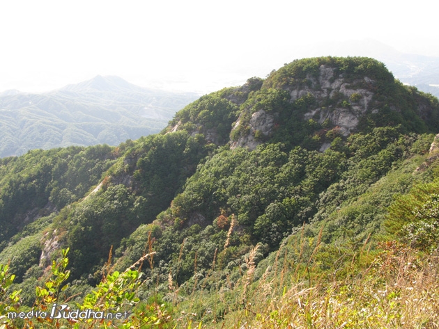 멀리서 바라본 명성산 정상 봉우리.
