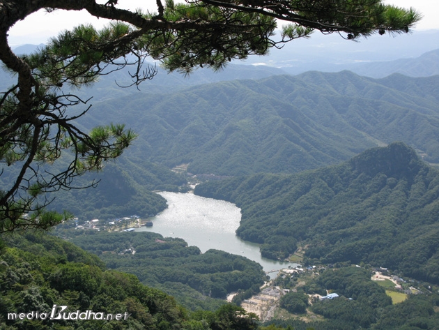 명성산에서 내려다 본 산정호수 전경.