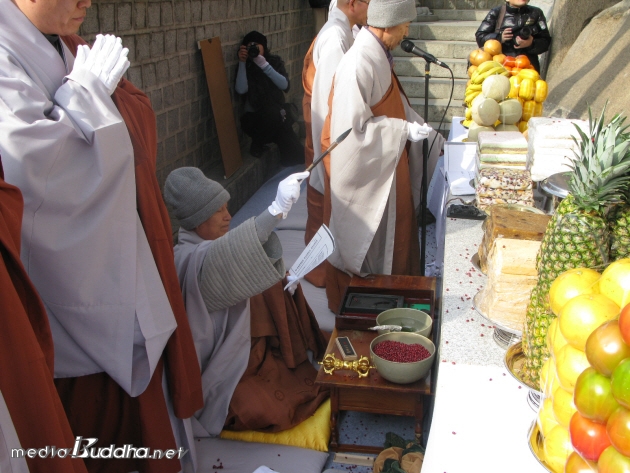 ¼³Á¤ ½º´ÔÀÌ Áõ¸í¹ý»ç·Î Á¡¾ÈÀǽÄÀ» ÁøÇàÇß´Ù.