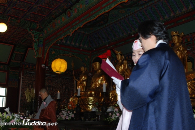 Àο¬¼³À» ³¶µ¶Çϸç ÇູÇÑ °áÈ¥À» ¹ß¿øÇß´Ù.