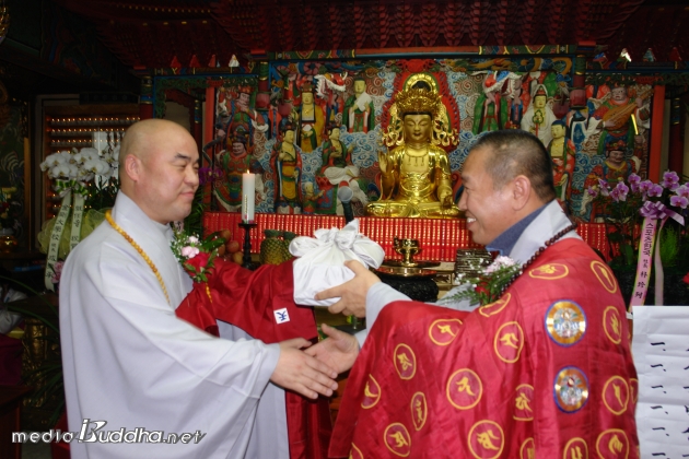 ¸í¶ô»ç »õÁÖÁö ¹«¿ø ½º´ÔÀÌ Àü ÁÖÁö Ȼ꽺´ÔÀ¸·ÎºÎÅÍ ÁÖÁö Á÷ÀÎÀ» Àμö¹Þ°í ÀÖ´Ù. »çÁø=±Ý°½Å¹® Á¦°ø