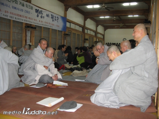 ¸¶°¡ ½º´ÔÀÇ Áöµµ¿¡ µû¶ó ÀÚºñ¸í»óÀ» ½Ç¼öÇØº¸°í ÀÖ´Â ¿öÅ©¼ó Âü°¡ÀÚµé. ¸Ç ¾Õ¿¡¼ Áø¿ù ½º´ÔÀ» ¾È¾ÆÁÖ°í ÀÖ´Â ¿ù¾Ï ½º´ÔÀÇ ¸ð½ÀÀÌ ÀλóÀûÀÌ´Ù.