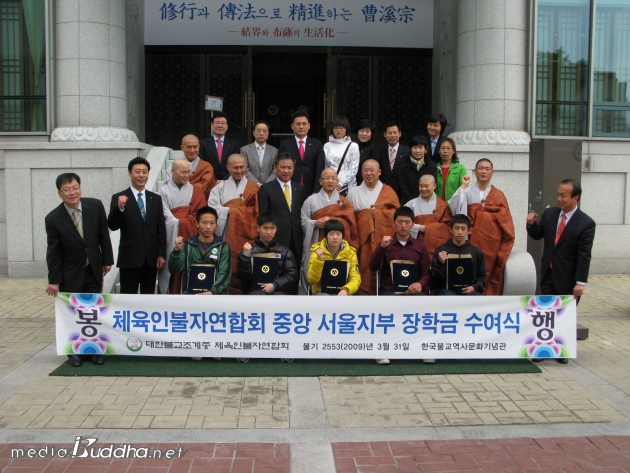 üÀ°ÀÎ ºÒÀÚÇлýµéÀÌ ÀåÇбÝÀ» ¹ÞÀº µÚ ÈÀÌÆÃÀ» ¿ÜÄ¡°í ÀÖ´Ù.- ¾ÕÁÙ ÁºÎÅÍ È«»ó¿ì, ¹ÚÁöÈ£, °íÁöÇö, ±è¿ìÁø, °Áö¿í-