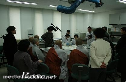 ÀǽÄÈÄ ±¹¸³¹®ÈÀ翬±¸¼Ò °ü°èÀÚµéÀÌ »ç¸®È£¿¡¼ »ç¸®¸¦ ¼ö½ÀÇϰí ÀÖ´Ù.