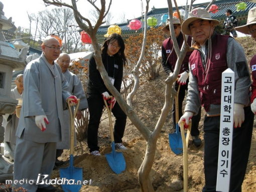 °í´ë À̱â¼ö ÃÑÀåÀÌ ³«»ê»ç ÁÖÁö Á¤³ä½º´ÔÀÌ ÁöÄѺ¸´Â °¡¿îµ¥ ±â³ä½Ä¼ö¸¦ Çϰí ÀÖ´Ù.