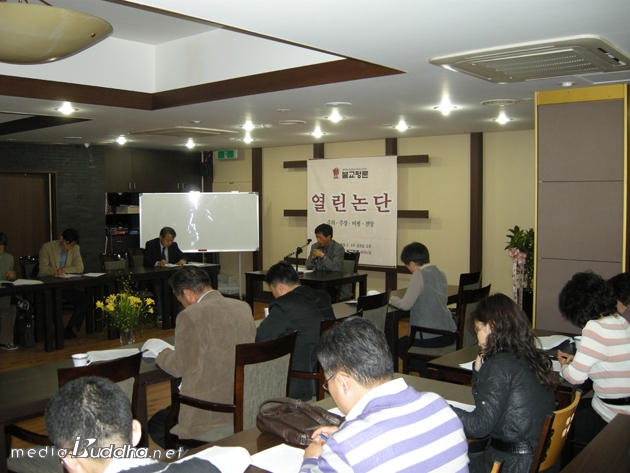 4¿ù 10ÀÏ ¿¸° ¿¸°³í´Ü. À̳¯ 'ºÒ±³´Â öÇÐÀΰ¡, Á¾±³Àΰ¡'¸¦ ÁÖÁ¦·Î Âü¼®ÀÚµéÀº ¿¶í Åä·ÐÀ» ¹ú¿´´Ù. »çÁø=ºÒ±³Æò·Ð Á¦°ø