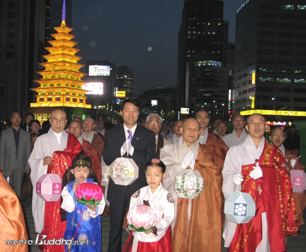 ºÀÃàÀ§¿øÀå Áö°ü ½º´Ô, ¿À¼¼ÈÆ ¼¿ï½ÃÀå µîÀÌ Å¾µ¹À̸¦ Çϰí ÀÖ´Ù.