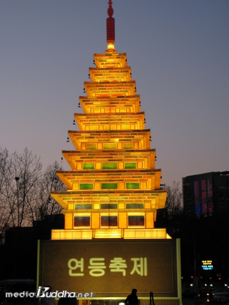 ±¹º¸ Á¦11È£ ¹Ì¸¤»çÁö¼®Å¾ ¸ðÇüÀ¸·Î ¸¸µç 2009ºÀÃàµîÀÌ ¼¿ï½Ãû±¤ÀåÀ» ¹àÈ÷°í ÀÖ´Ù. ³ôÀÌ´Â 20m