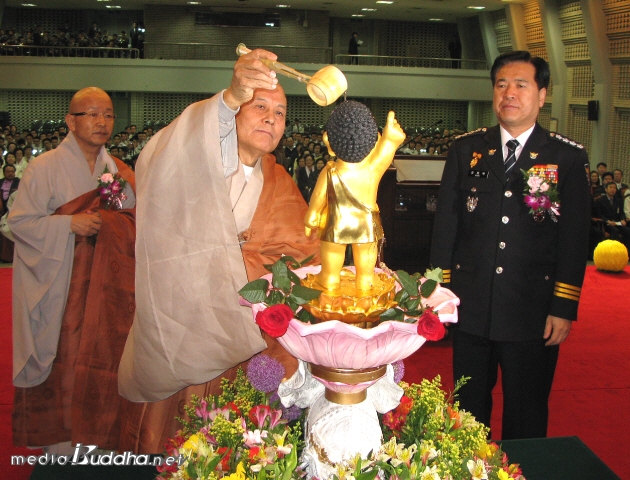 ¹ýȸ¿¡¼ °üºÒÀǽÄÀ» ÁøÇàÇÏ´Â Áö°ü ½º´Ô°ú °Èñ¶ô °æÂûûÀå