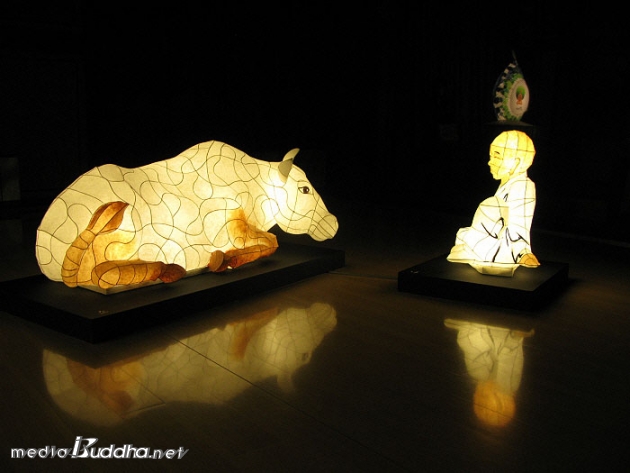 ¼ÒÀÇ ¸ð½ÀÀº ¾îµÎ¿î »ö¿¡¼ ¹àÀº »öÀ¸·Î ¼¼È÷ º¯ÈÇÏ´Â °Íó·³ Ç¥ÇöµÇ¾î, ¿å½ÉÀ» ¹ö¸®´Â °úÁ¤À» º¸¿©ÁØ´Ù. ¼Ò³âÀº ´À±ßÇϰųª ¶Ç´Â Àá½Ã ½¬°í ÀÖ´Â µíÇÏ´Ù. <¸ñ¿ì(ÙÌéÚ) dz°æ>-Á¦ÀÛ : Àü¿µÀÏ, ¹Ú¼®Èñ