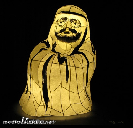 ´Þ¸¶ÀÇ µå¶ó¸¶Æ½ÇÑ Çຸ´Â µ¿¾ç¿¡ ¼±À» »Ñ¸®³»¸®°Ô Çß´Ù. ¼Ò¸²»ç¿¡¼ 9³â°£ ¸éº®¼ö·ÃÀ» Çߴµ¥, ¿ì¸®´Â À̰ÍÀ» ÀÚ¿¬ÀÇ ¹ÙÀ§¿Íµµ °°ÀÌ Èçµé¸®Áö ¾Ê°í ºÒµµÀÇ ±æÀ» °É¾ú´Ù´Â ÀÇ¹Ì·Î ÇØ¼®ÇϰíÀÚ ÇÑ´Ù. <´Þ¸¶> ¹Ú¼®Èñ