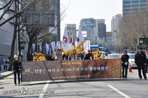 깃발과 취타대를 선두로 평화대행진이 시작되고 있다.