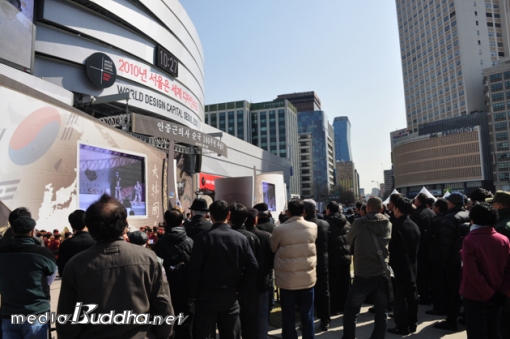초대받지 못한 시민들의 추념식. 금줄 밖에서 행사 광경을 멀찍이 바라보고만 있다.