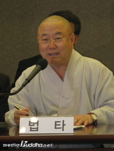 ¹ýŸ½º´ÔÀº À̳¯ '¹äÀÌ ÅëÀÏÀÌ´Ù'¶ó°í ÁÖâ, Âü°¡ÀÚµé·ÎºÎÅÍ Å« °ø°¨À» ²ø¾î³Â´Ù.