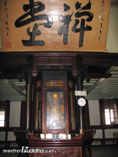 선당의 문을 여니 승려형상의 문수보살상이 중앙에 모셔져 있다. 
