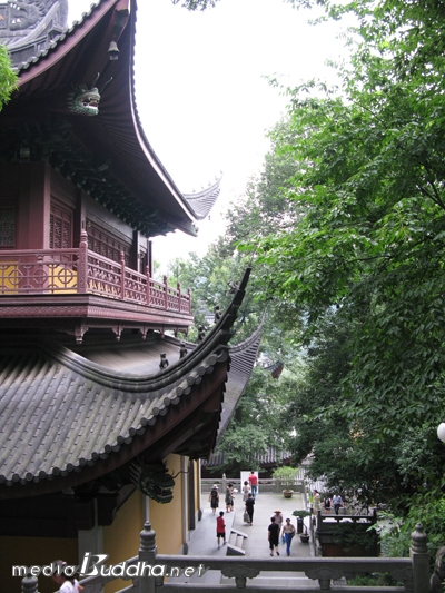 영은사 전각의 날렵한 지붕선. 중국 건축양식의 특징을 그대로 보여주고 있다. 