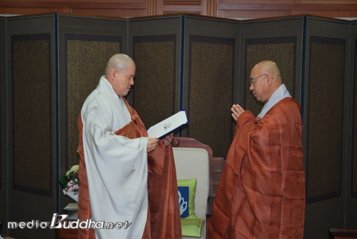 Á¶°èÁ¾ Ãѹ«¿øÀå Àڽ ½º´ÔÀÌ 11¿ù 17ÀÏ Á¤³ä½º´Ô¿¡°Ô Ưº°º¸Á°ü ´ÜÀå ÀÓ¸íÀåÀ» ¼ö¿©Çϰí ÀÖ´Ù. »çÁø=Á¶°èÁ¾ Ãѹ«¿ø Á¦°ø