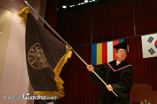 22ÀÏ ÃëÀӽĿ¡¼ ±èÈñ¿Á ½ÅÀÓ µ¿±¹´ë ÃÑÀåÀÌ ±³±â¸¦ Àμö¹ÞÀº ÈÄ Èçµé°í ÀÖ´Ù.