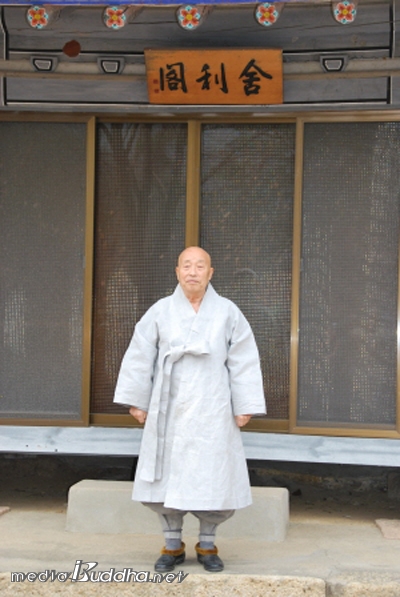 Æò»ýÀ» ÁÖ¼®Çؿ ¼Ó¸®»ê ¹ýÁÖ»ç »ç¸®°¢ ¾Õ¿¡¼ Æ÷Á ÃëÇÑ ÇýÁ¤ ´ëÁ¤»çÀÇ »ýÀü ¸ð½À.